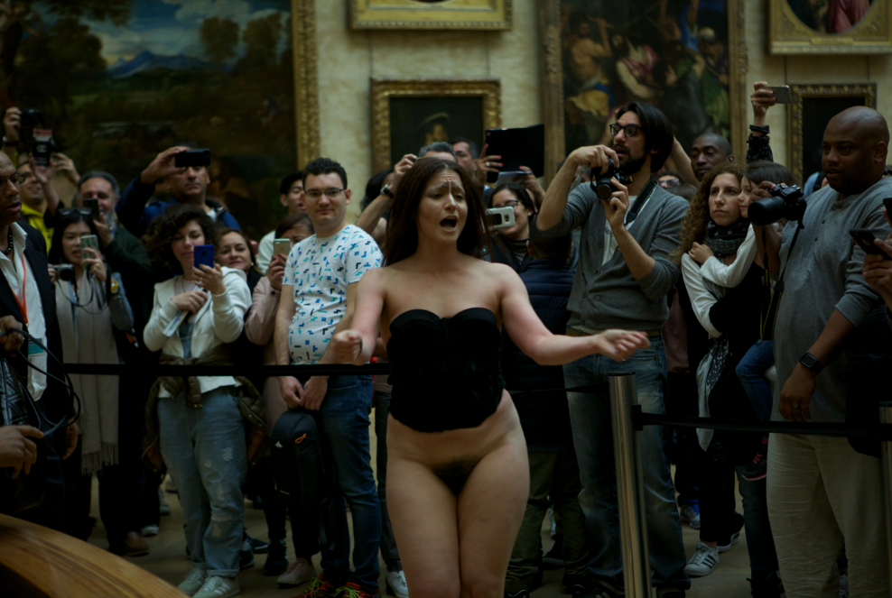 Deborah de Robertis lors de sa performance au musée du Louvre. (copyright Deborah De Robertis, photo Guillaume Belvèze)