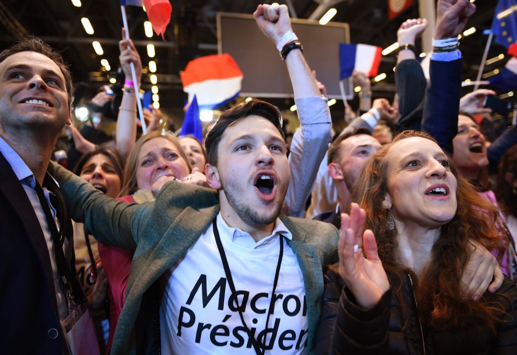 La joie des supporters d'Emmanuel Macron, dimanche soir à Paris. (photo AFP)