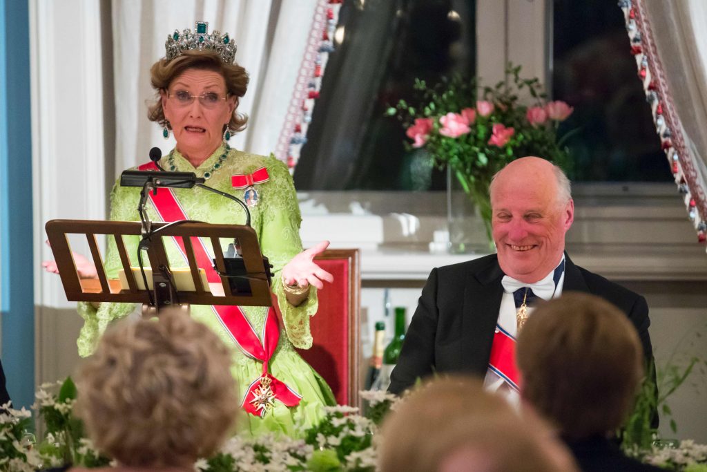 La reine Sonja et le roi Harald de Norvège lors du dîner de gala pour leurs 80 ans, mercredi soir à Oslo. (photo AFP)