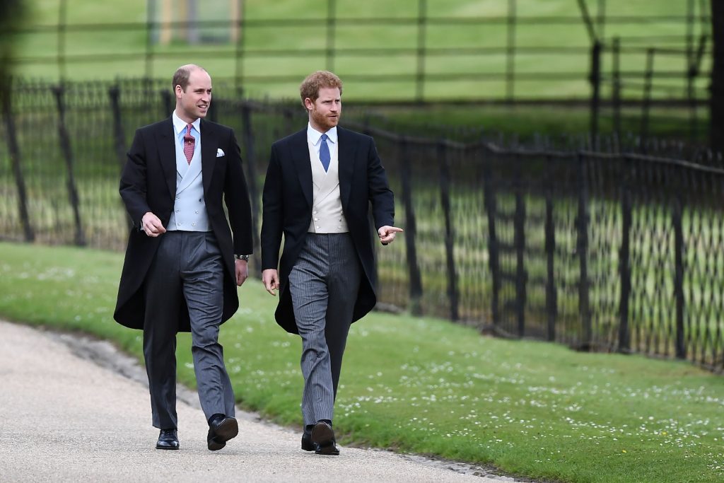 Le prince William et le prince Harry arrivent à la cérémonie. (photo AFP)