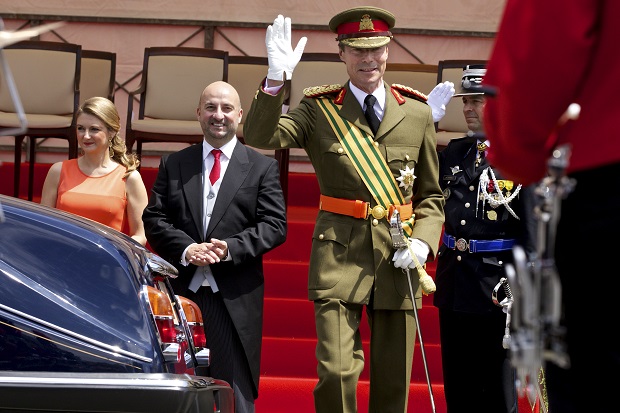 Grand-Duc Henri, Grande-Duchesse Maria Teresa, Grand-duc héritier Guillaume et Grande-Duchesse héritière Stéphanie de Luxembourg au défilé militaire de la fête nationale 2017