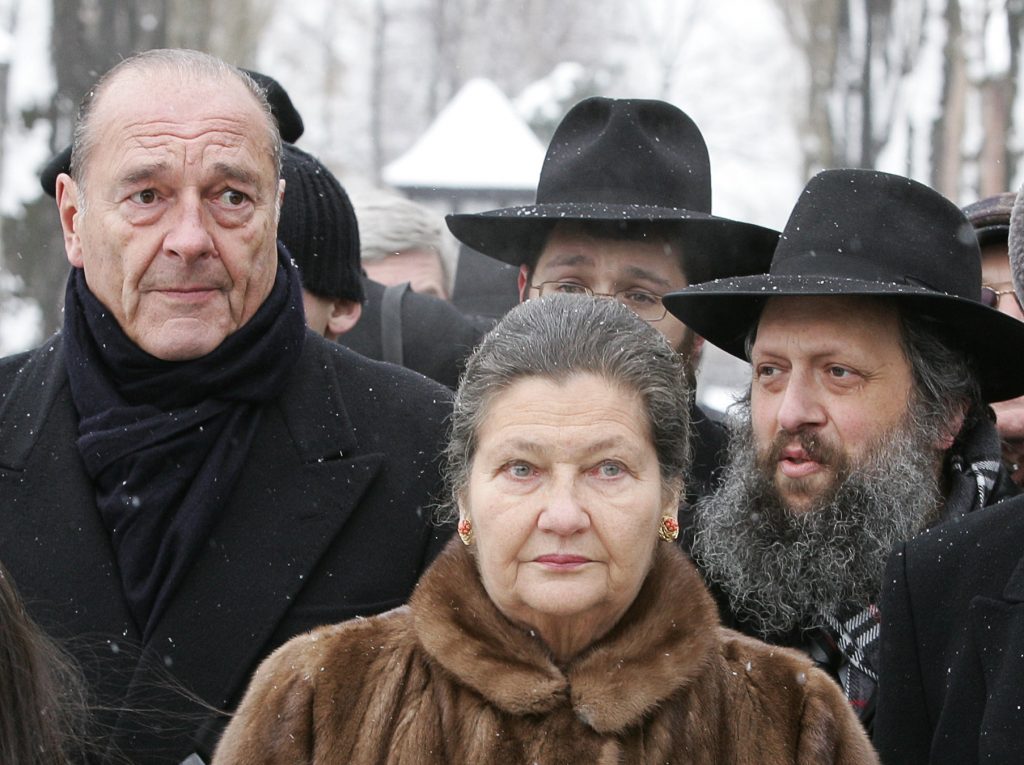 Le 27 janvier 2005 à Auschwitz, avec l'ancien président français Jacques Chirac. (photo AFP)