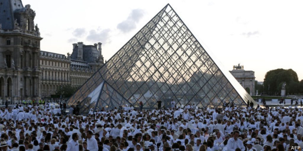 En juin 2013, au pied de la Pyramide du Louvre. (photo AFP)