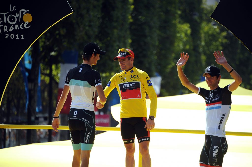Le 24 juillet 2011, sur les Champs-Elysées, Andy et Frank Schleck sur les podium avec le vainqueur Cadel Evans. (photo AFP)