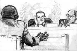 Le colonel Bagosora face à ses juges du TPIR, le 10 novembre 2005 (Illustration: Isabelle Cridlig)