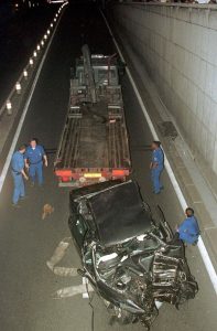 La mort de Diana Spencer survient dans la nuit du 30 au 31 août 1997, à la suite d'un accident de voiture dans le tunnel passant sous le pont de l'Alma à Paris.
