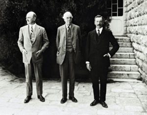 Photo montrant l'ancien ministre britannique des Affaires étrangères Arthur Balfour (centre), l'ancien général britannique Edmund Allenby (gauche) et le Haut commissaire britannique pour la Palestine Herbert Samuel en 1925 à Jérusalem. (Photo : AFP)
