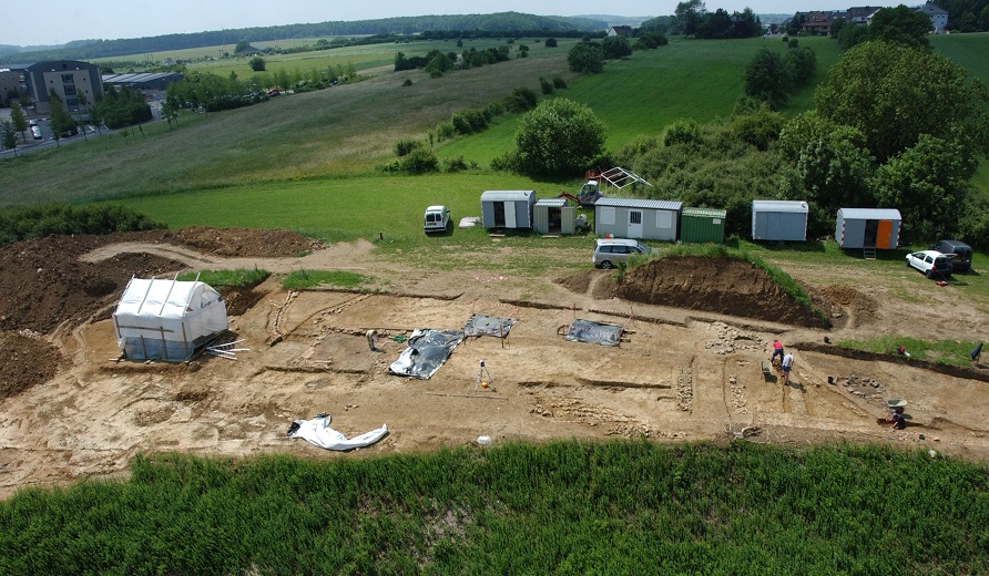 Une vue du site en cours de fouilles. La structure blanche, à gauche, protégeait l'accès au puits.
