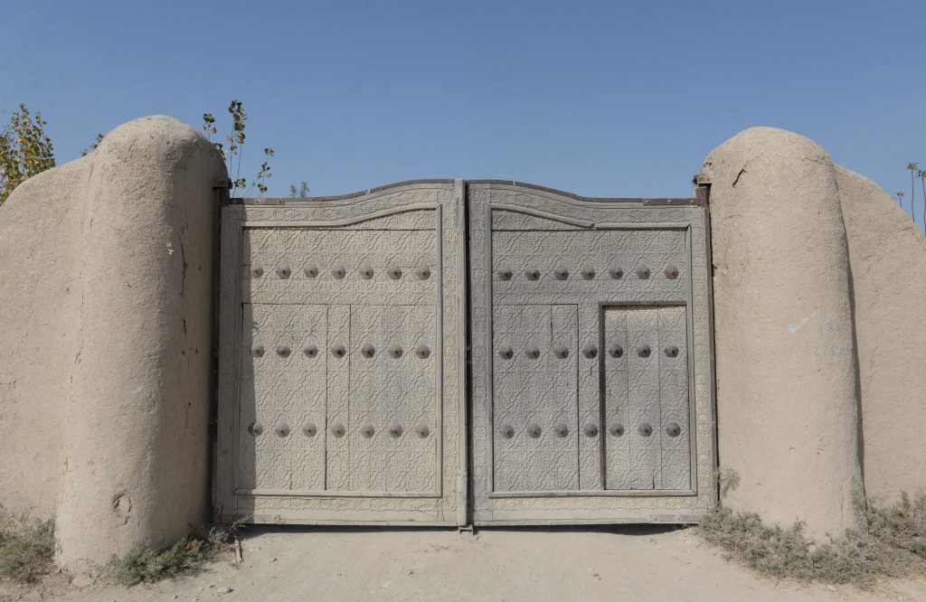 La porte d'entrée pour accéder à la mosquée des Neuf Dômes, dans la province de Balkh.