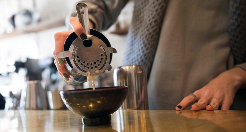 Une racine réduite en poudre, mélangée à de l'eau puis filtrée : le kava et son goût d'eau boueuse peut faire régurgiter, surtout s'il n'est pas combiné à un jus de fruit ou un autre complément. (photos AFP)