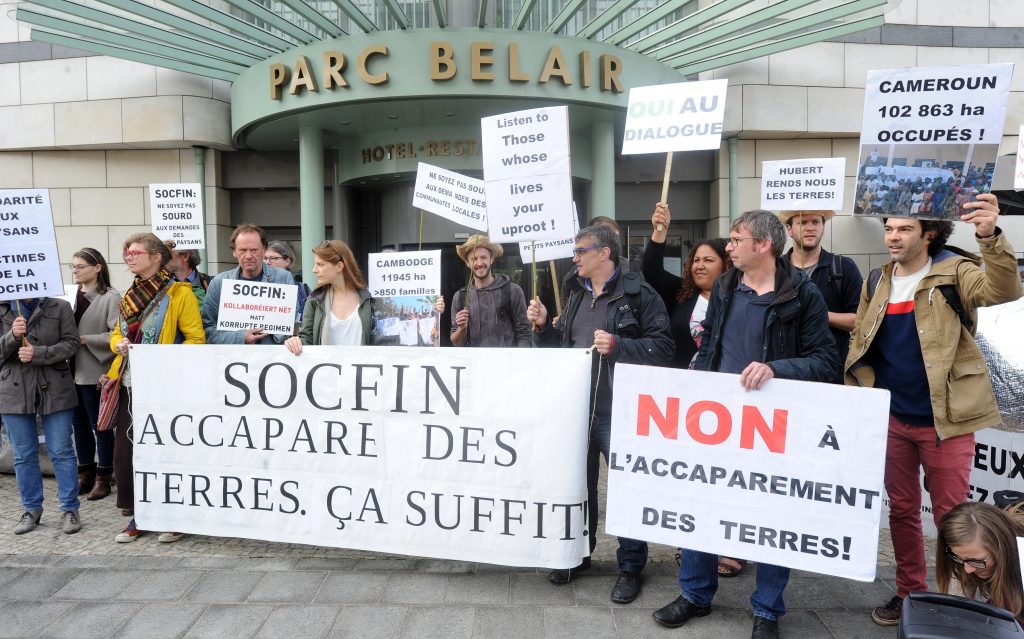Le 1er juin 2016, des militants d'ONG manifestent devant un hôtel de Luxembourg où sont réunis les actionnaires de ce groupe agroalimentaire, régulièrement accusé par la société civile d'atteintes aux droits humains et à l'environnement. (Photo: Hervé Montaigu)