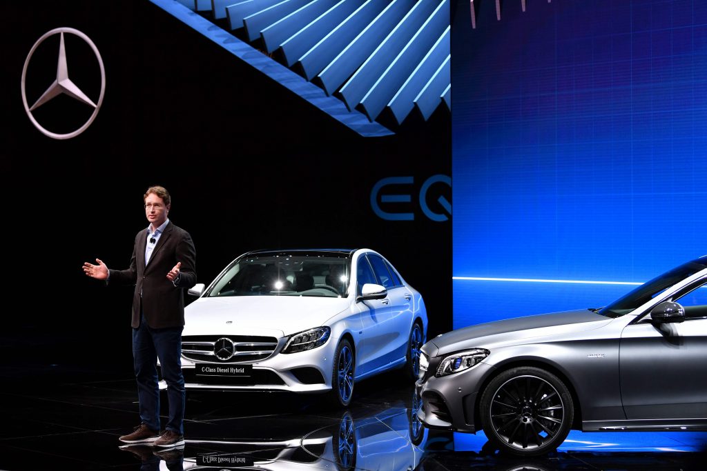 Si les Européens ne suppriment pas leurs droits de douane, «nous allons taxer Mercedes-Benz, nous allons taxer BMW» a prévenu le président américain. (Photo  : AFP)