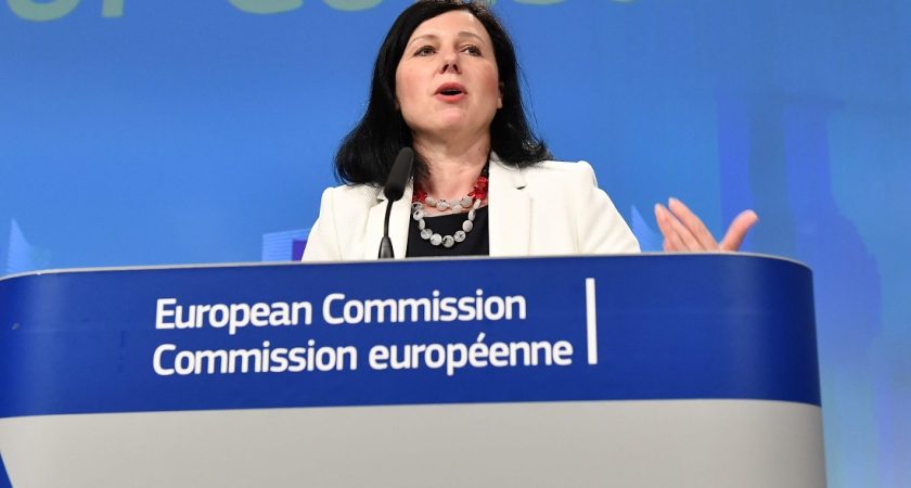 La commissaire européenne Vera Jourova invite Mark Zuckerberg a venir s'expliquer devant l'Union européenne, comme il l'a fait devant le Congrès américain (photo AFP).
