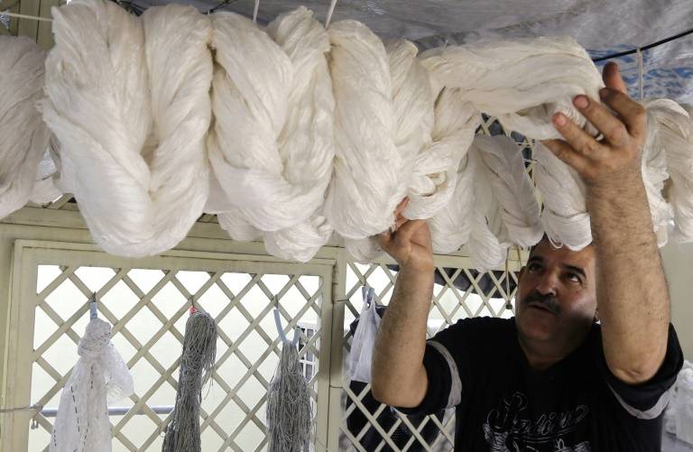Lavées des impuretés les pelotes de fil de soie sont mises à sécher pendant une heure avant d'être teintes.