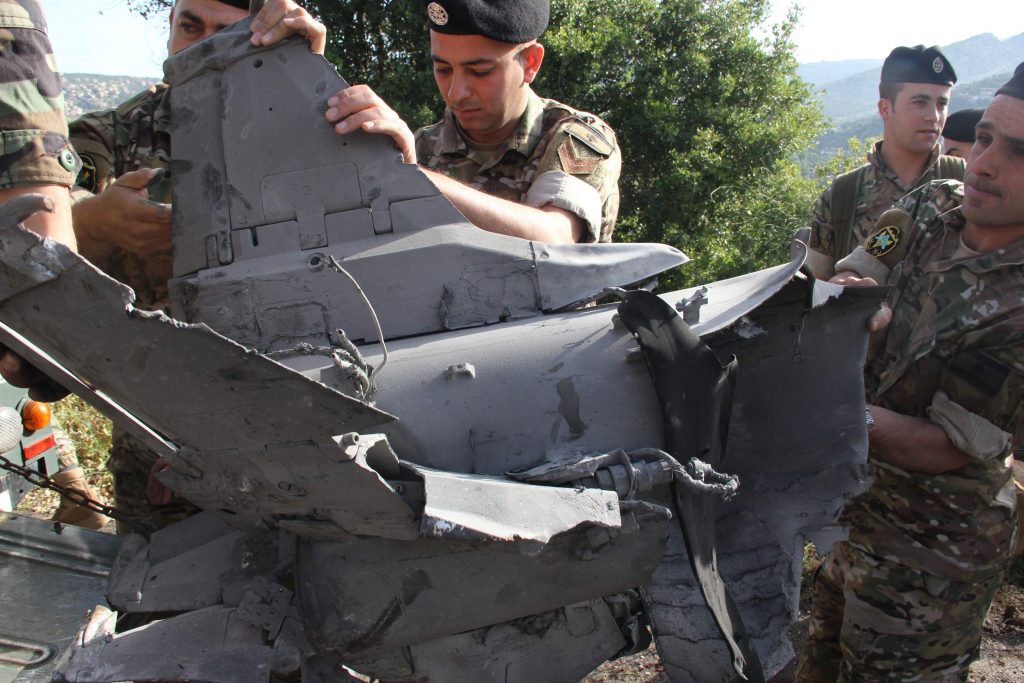 Des soldats libanais inspectant les restes d’un missile trouvé dans un village libanais. Des douzaines de roquettes ont été tirées depuis la Syrie vers la partie du Golan occupée par Israël. (Photo : AFP)
