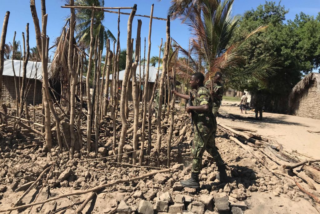 Un soldat mozambicain près d'une hutte brûlée par les shabab à Naunde, dans le nord du Mozmabique.