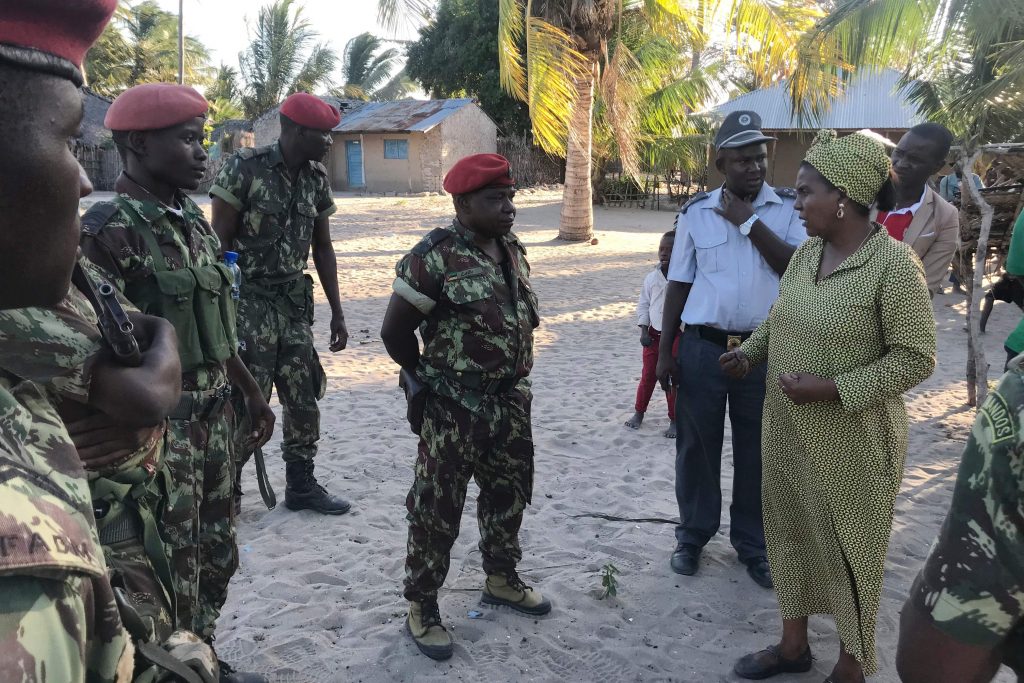 Des soldats mozambicains rencontrent les autorités locales à Naunde.