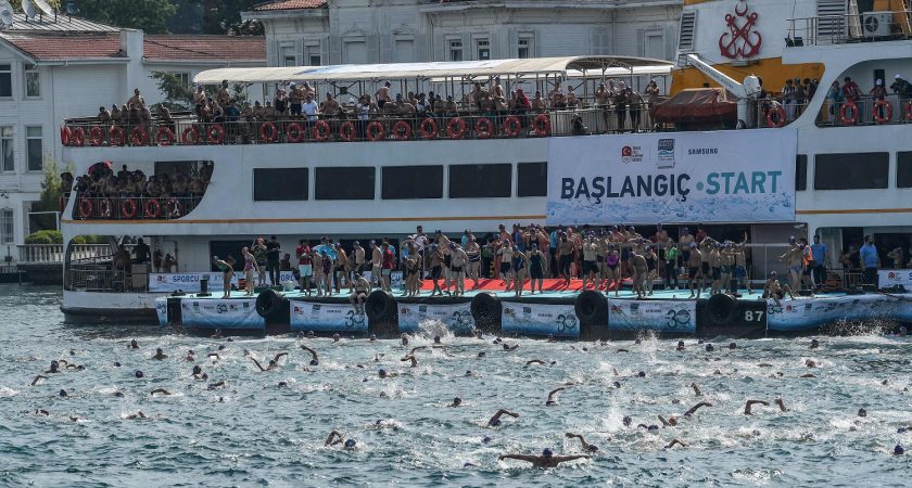 La course à la nage transcontinentale du Bosphore a attiré cette année des nageurs de 55 pays, prêts à braver les courants sur les 6,5 kilomètres qui séparent la rive asiatique de la rive européenne.  (Photo : AFP)