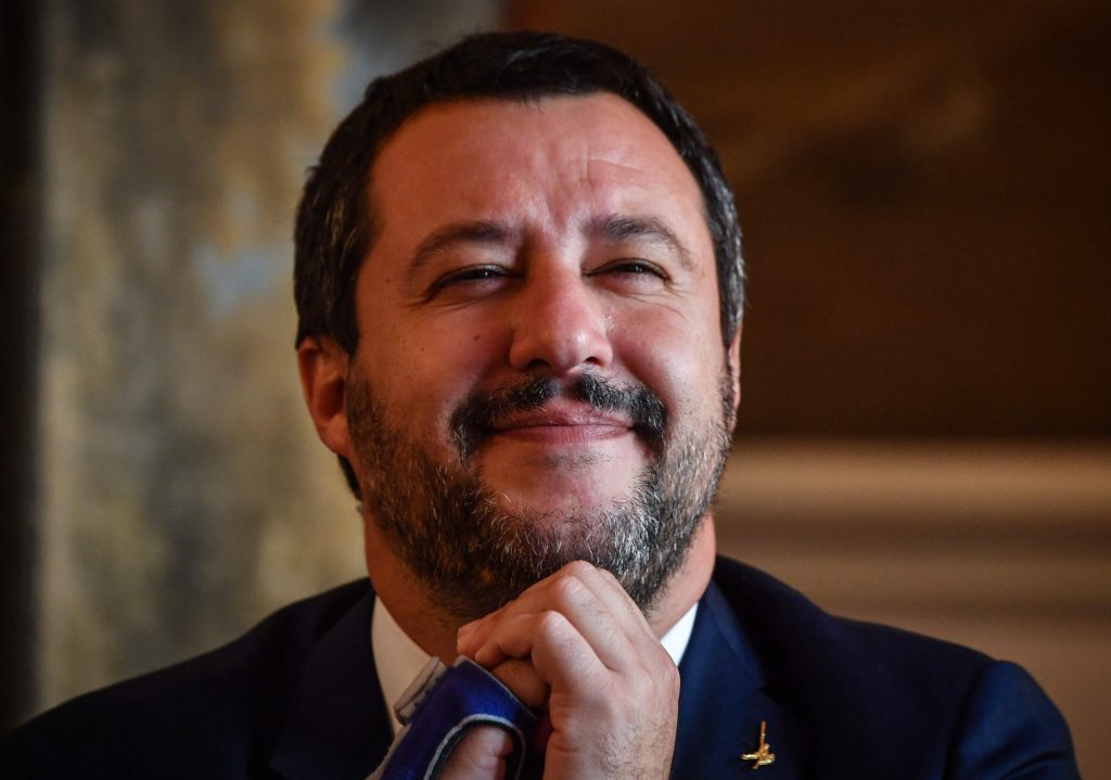 Matteo Salvini, lui, garde les faveurs des électeurs, porté par son discours sécuritaire et anti-migrants.