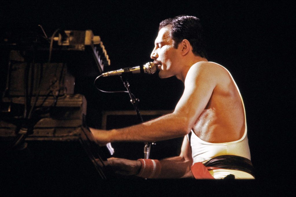 Freddie Mercury lors d'un concert au Palais Omnisports de Paris Bercy en 1984 (Photo : AFP)