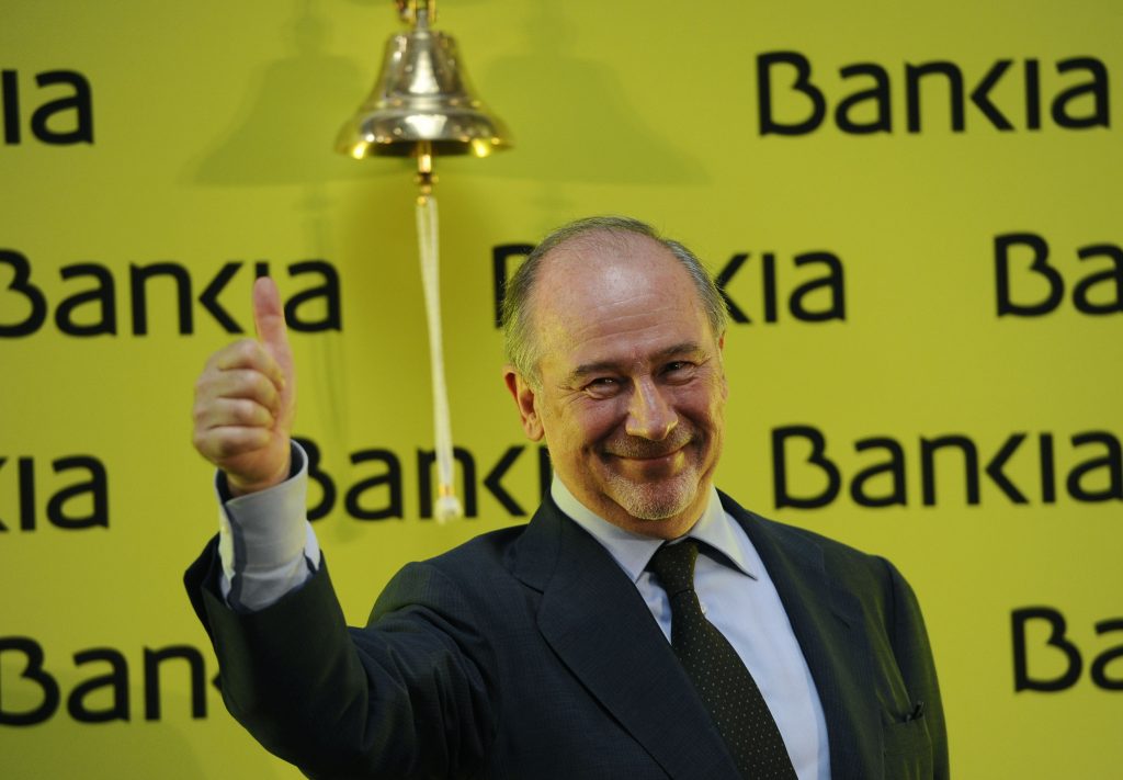 L'image de Rodrigo Rato sonnant la cloche et trinquant au champagne, tout sourire, le 20 juillet 2011, pour marquer le début de la cotation de la banque, est devenue un des symboles du désastre.