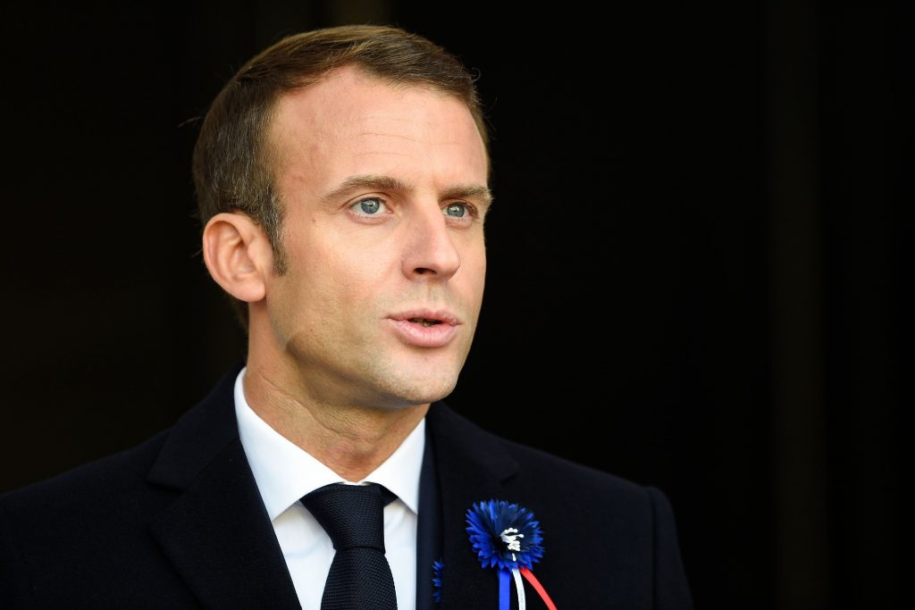 Le président français, avec la bleuet de France, emblème de révérence envers les anciens combattants (Photo : AFP).