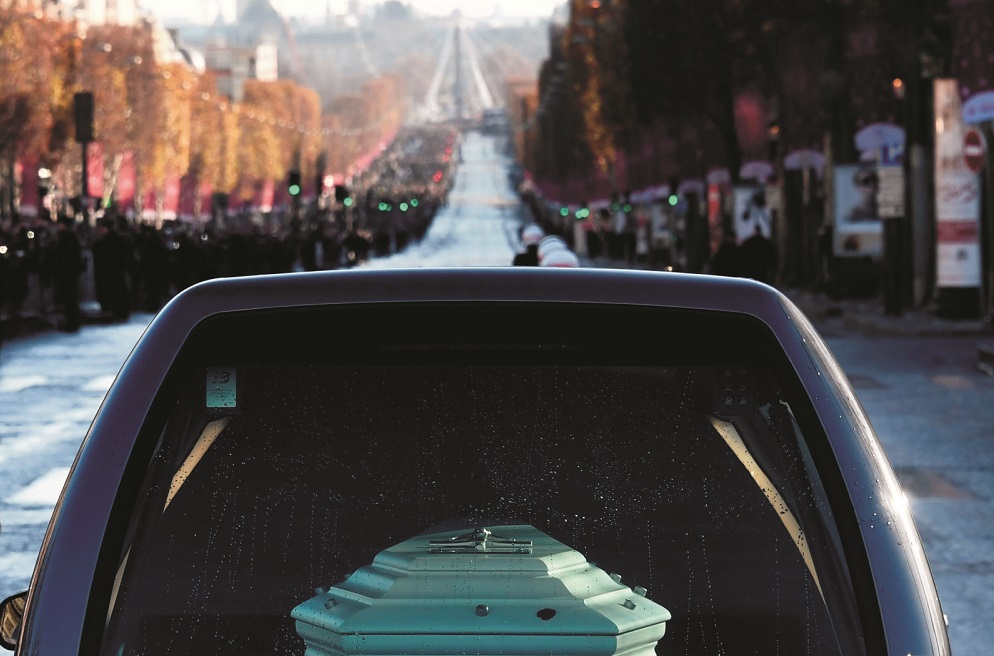 Dernier voyage, sur les Champs-Élysées.