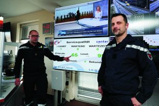 Le lieutenant-colonel Schuh (à g.) et Jérôme Gloden constatent les progrès effectués grâce aux réformes. (Photos : Didier Sylvestre)