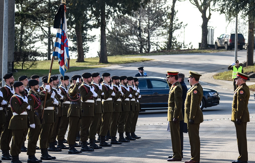 L'arrivée du Grand-Duc Henri et du Prince Sébastien, accompagnés du ministre de la Défense, François Bausch, et du chef d’état-major de l’armée, le général Alain Duschène. (©EMA)