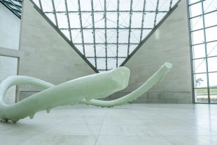 Nairy Baghramian présente trois de ses «Privileged Points», des sculptures en bronze de très grande taille qui dessinent des cercle ouverts et irréguliers dialoguant avec l'espace environnant et avec les visiteurs. (photo Tania Feller)