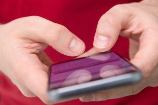 C'est en raison des SMS échangés entre les filles que le complot du parricide a éclaté au grand jour. (illustration AFP)