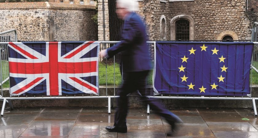 Theresa May "va écrire à Donald Tusk, le président du Conseil européen (...) au sujet d'une extension de l'article 50", qui fixe au 29 mars la sortie de l'UE, a déclaré mardi un porte-parole de la dirigeante conservatrice à l'issue d'une réunion du gouvernement. (photo AFP)