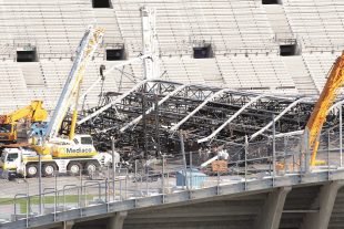 Le 16 juillet 2009, trois jours avant le concert de la reine de la pop sur la pelouse de l'Olympique de Marseille, le toit de la scène s'effondrait en cours de montage, tuant deux personnes et en blessant huit autres. (archives AFP)