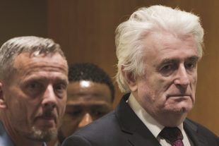 Poète et psychiatre devenu un leader politique impitoyable, Radovan Karadzic a été reconnu coupable de 10 chefs d'accusation, dont le génocide de Srebrenica, où plus de 8000 hommes et garçons musulmans ont été tués. (photo AFP)