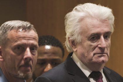 Poète et psychiatre devenu un leader politique impitoyable, Radovan Karadzic a été reconnu coupable de 10 chefs d'accusation, dont le génocide de Srebrenica, où plus de 8000 hommes et garçons musulmans ont été tués. (photo AFP)