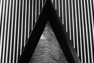 Entre passé, présent et futur fantasmé, l'artiste de 40 ans suit à la trace l'évolution de la richesse créée au pays. (photo ezio d'agostino)