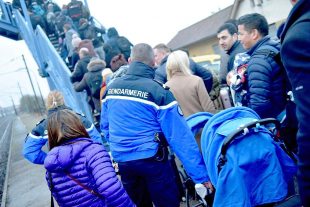 Les 450 passagers au moment de remonter dans le train, en empruntant la passerelle aérienne piétonne de la gare de Faulquemont. (Photo : RL)