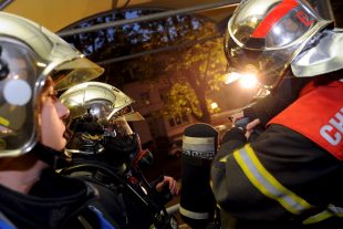 L'employé a subi une très grave blessure à la jambe et a dû recevoir des soins médicaux d'urgence sur place. (photo archives editpress)
