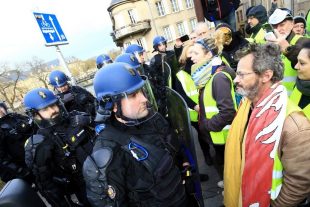 Lors de l’acte XIII des gilets jaunes du samedi 9 février, la manifestation avait dégénéré à la tombée de la nuit. Des combats entre forces de l’ordre et groupes radicaux s’étaient déroulés dans le bas de la ville, place de Chambre, au pied de la cathédrale Saint-Étienne. (photo Karim Siari/RL)