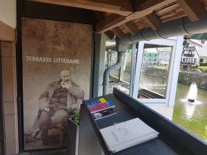 La terrasse littéraire du musée Victor Hugo donne directement sur l'Our. (Photo LQ)