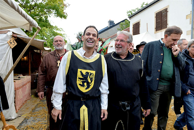 La fête est si populaire que même le bourgmestre (Dan Biancalana, à g.) et l'ancien président de la Chambre (Mars di Bartoloméo, à d.) y participe ! (Photo : Julien Garroy).