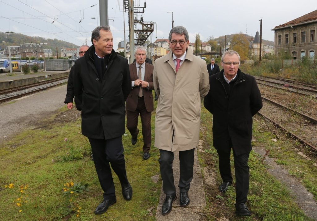 L'ambassadeur de France au Luxembourg, Bruno Perdu (à gauche), accompagne les élus du Grand-Est sur la visite du futur P+R, en octobre dernier (Photo : RL / Samuel Moreau)