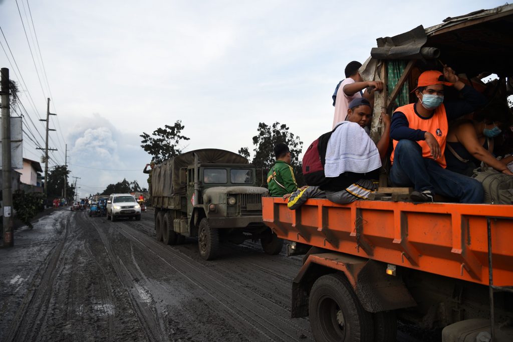 Des habitants se rendent dans des centres d'évacuation. (Photo AFP)
