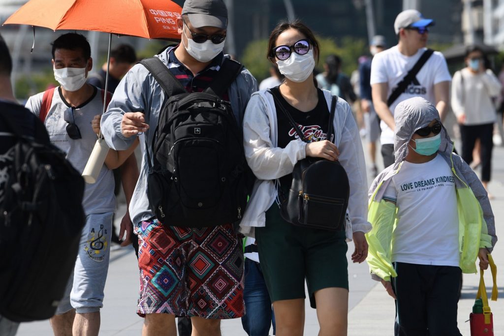 Sur le front de mer de Singapour, les touristes portent des masques aussi (Photo : AFP).