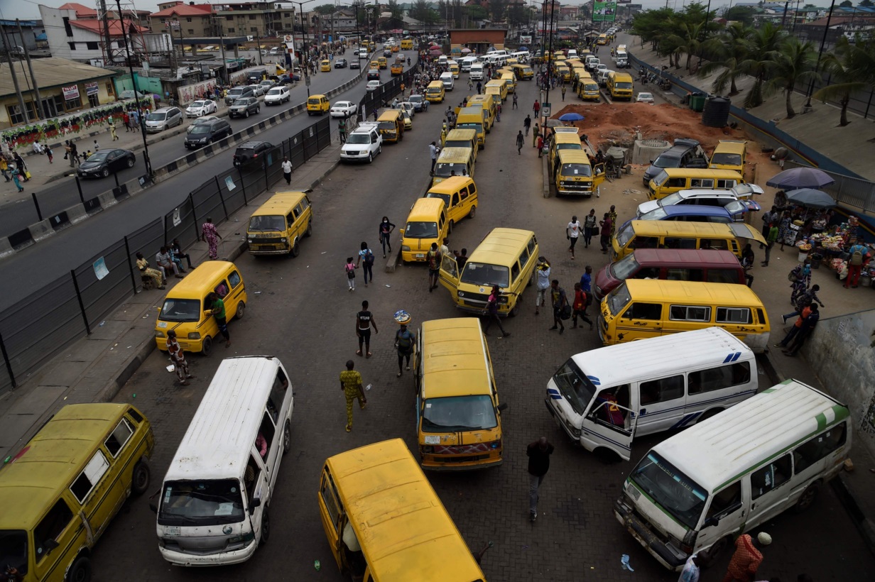 La gare autoroutière de Lagos commence à se mettre doucement à l'arrêt ce lundi matin (Photo : AFP).