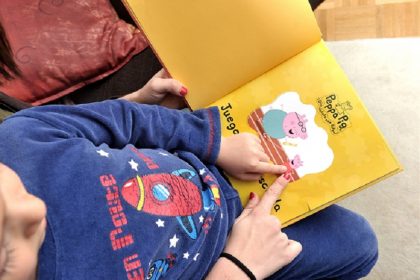 Estela a du mal à aider son fils de 7 ans pour les devoirs pendant le confinement. Mais elle ne baisse pas les bras. Elle s'accroche. (illustration archives LQ)