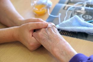 Vous êtes une personne vulnérable, vous avez des questions en cette période de confinement ou bien des courses à faire ? Un seul numéro : le 4796 4796 ! (Photo : Pierre Matgé)