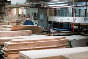 La fabrique se situe à Jussey. Tout le bois utilisé vient des forêts aux alentours (Photo : AFP).