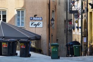 À l'heure actuelle, les services d'hygiène sont encore en mesure de collecter les déchets. Une aggravation de la pandémie pourrait entraîner des problèmes de salubrité publique. (Illustration Sophie Kieffer)