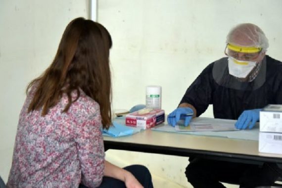 Le personnel soignant est équipé, un masque est fourni à l’entrée à chaque patient. (photo RL/Armand Flohr)
